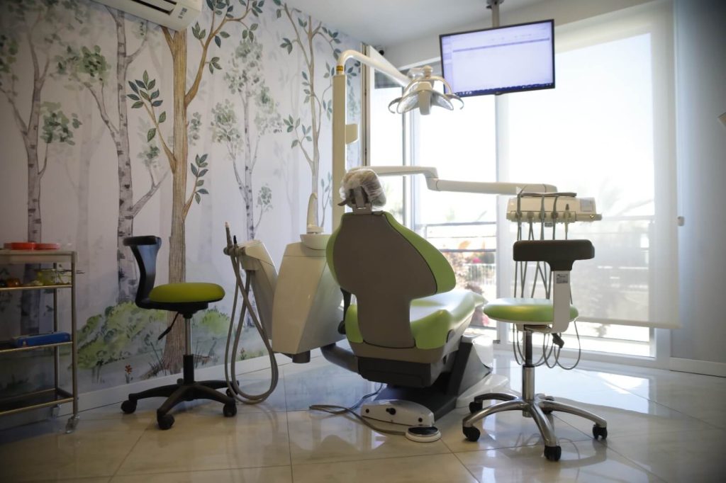 Lotus Dental çocuk tedavi odamız çocukların diş tedavisi sırasında rahat olmaları için özel tasarlanmıştır