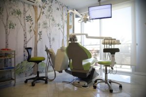 Lotus Dental çocuk tedavi odamız çocukların diş tedavisi sırasında rahat olmaları için özel tasarlanmıştır